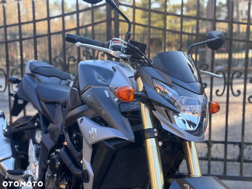 Suzuki GSR - 11