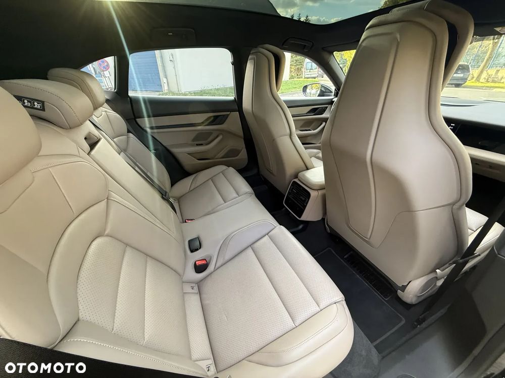 Porsche Taycan 4 Cross Turismo - 14