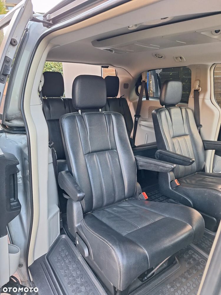 Chrysler Town & Country - 12