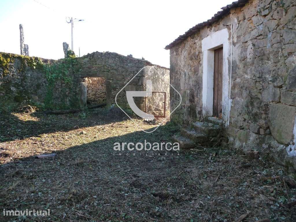 Quintinha com dois edificados, para restauro, com 7000m2 de terreno - - Grande imagem: 3/21