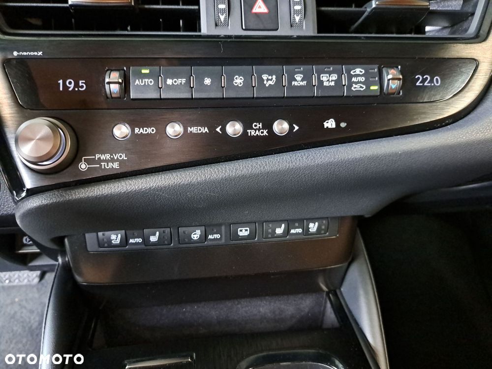 Lexus ES 300h Prestige - 29