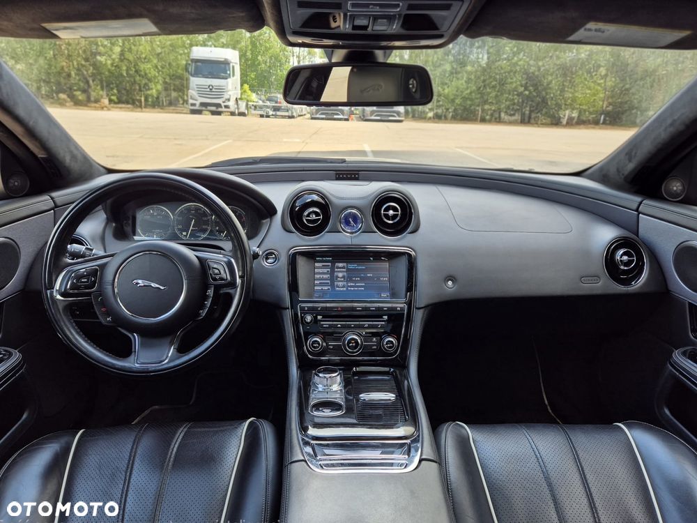 Jaguar XJ 3.0 T AWD LWB Portfolio - 16