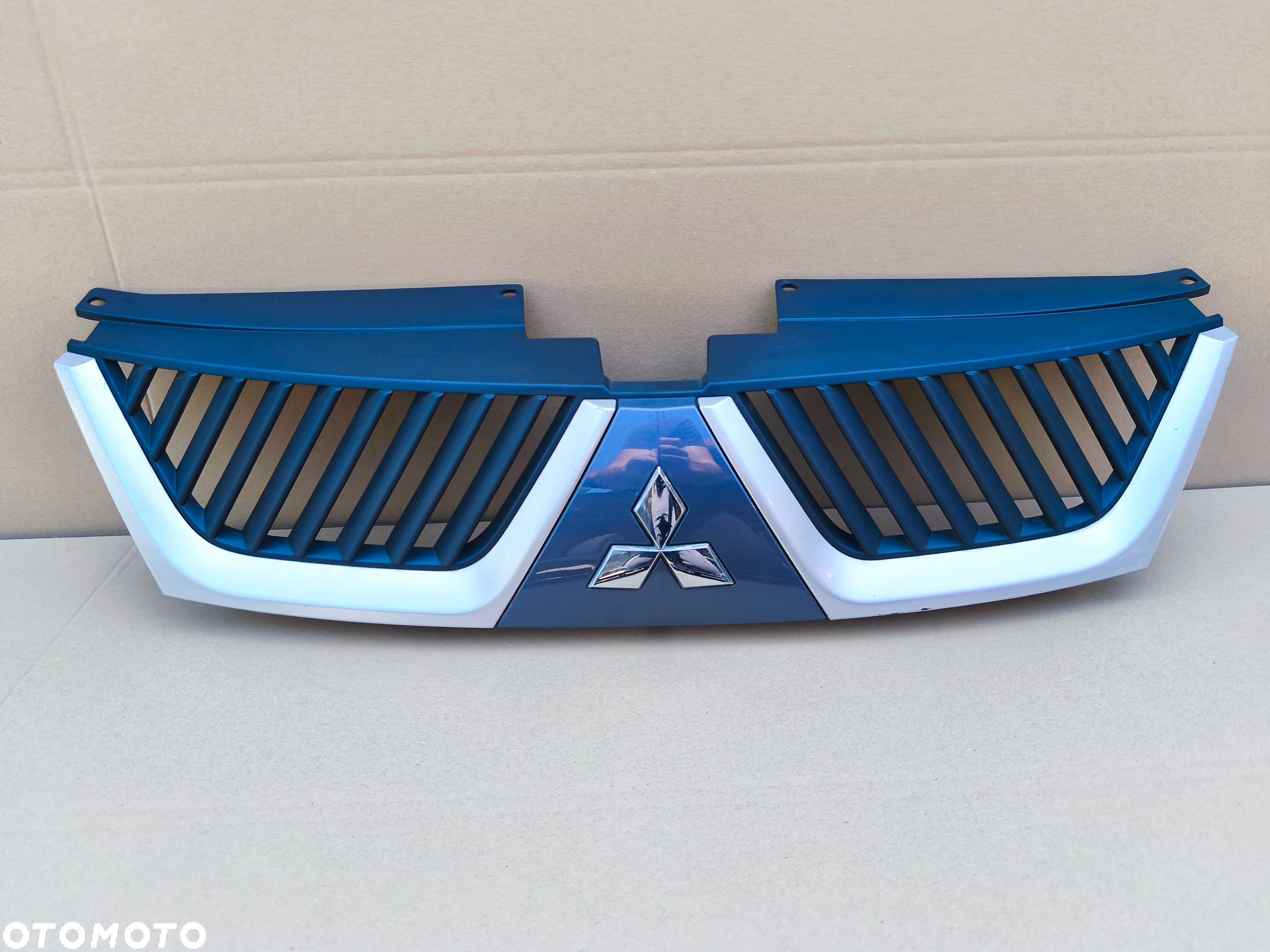 Mitsubishi Outlander 06-10 II 2 grill gril atrapa znaczek - 1