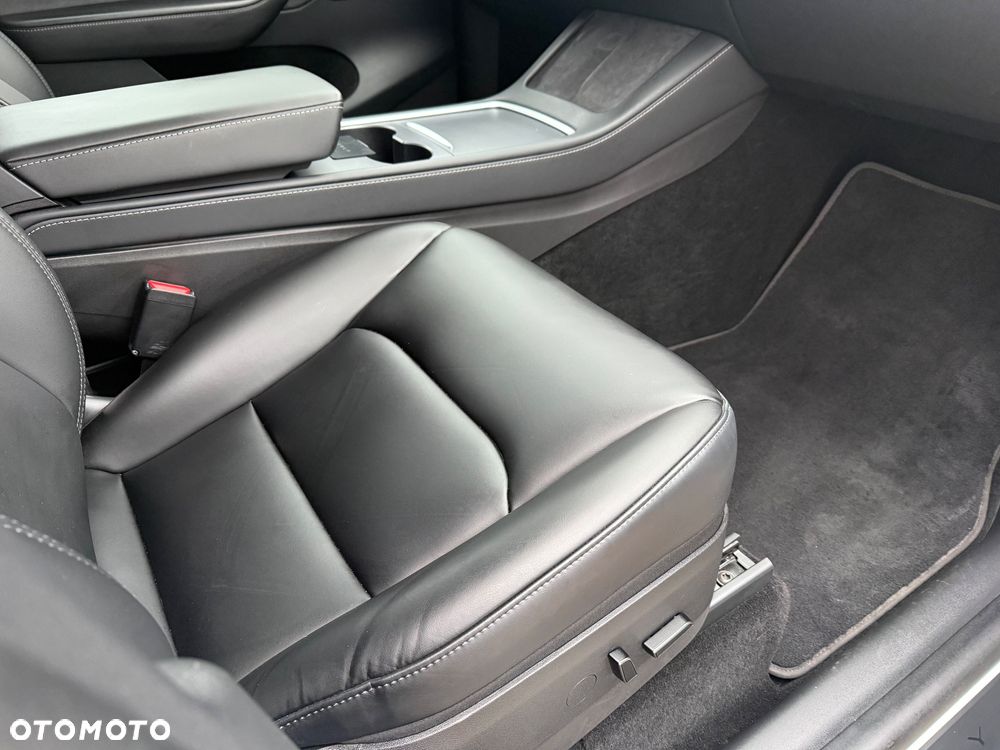 Tesla Model Y Long Range AWD - 35