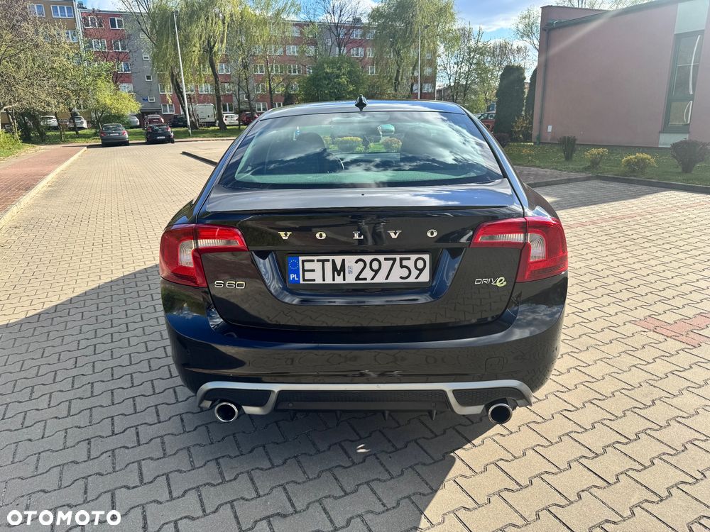 Volvo S60 D2 R-Design - 3