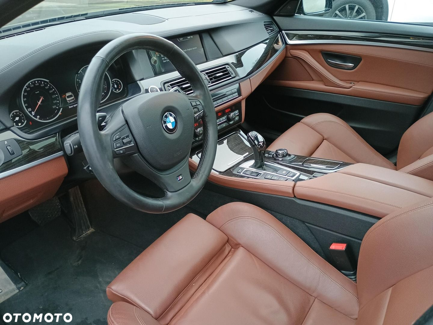 BMW Seria 5 550i xDrive - 16