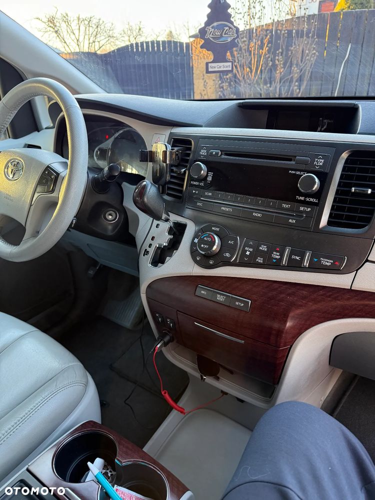 Toyota Sienna - 6
