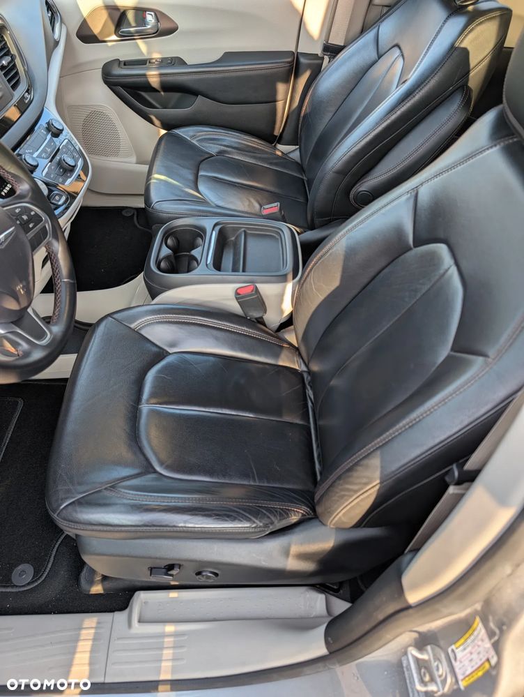 Chrysler Pacifica - 8
