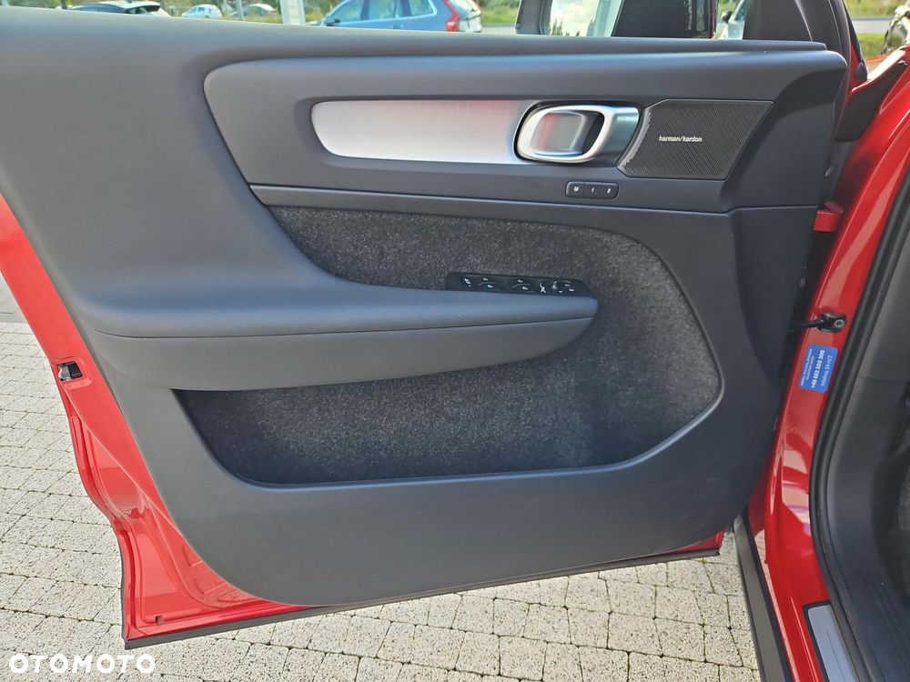 Volvo XC 40 B3 Plus Dark - 27