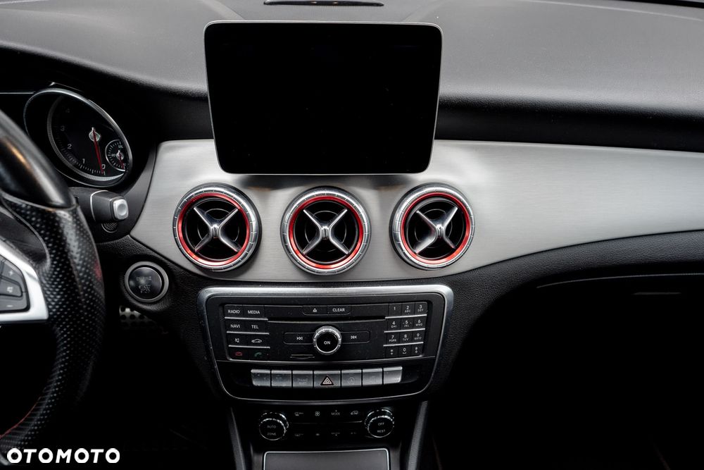 Mercedes-Benz CLA 200 7G-DCT AMG Line - 22