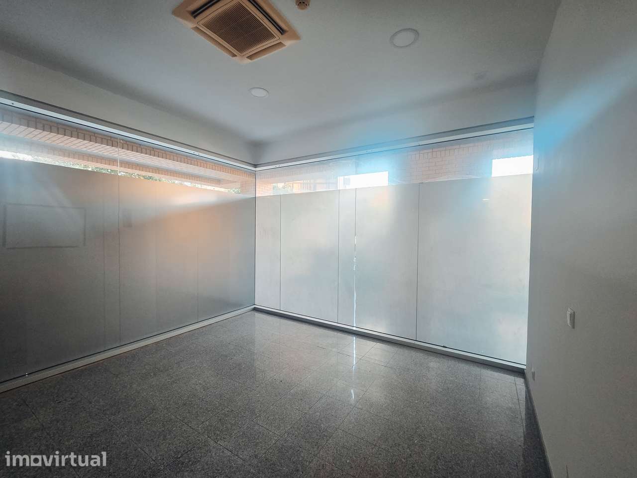 Espaço comercial nas Galerias Jerónimo - Grande imagem: 5/6
