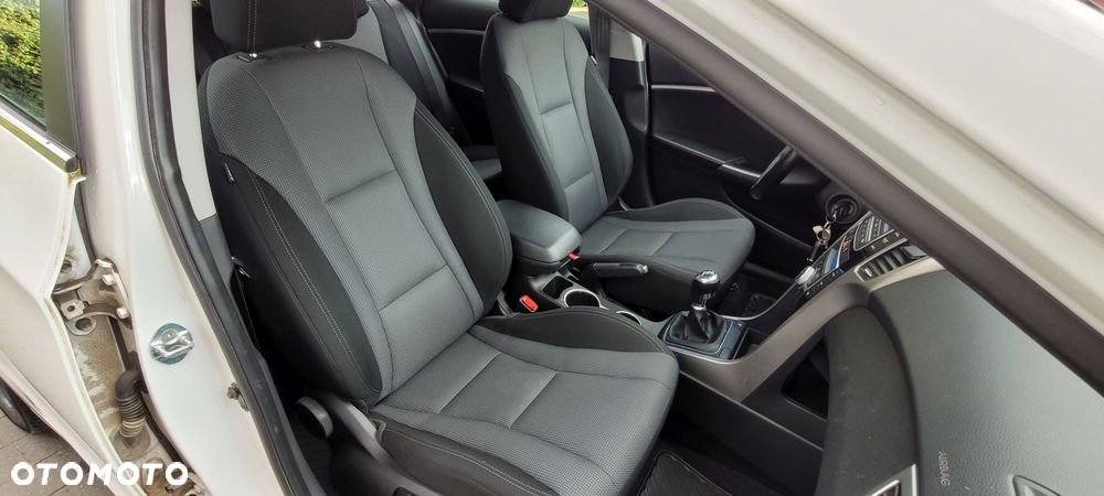 Hyundai i30 blue 1.6 GDI Passion - 16