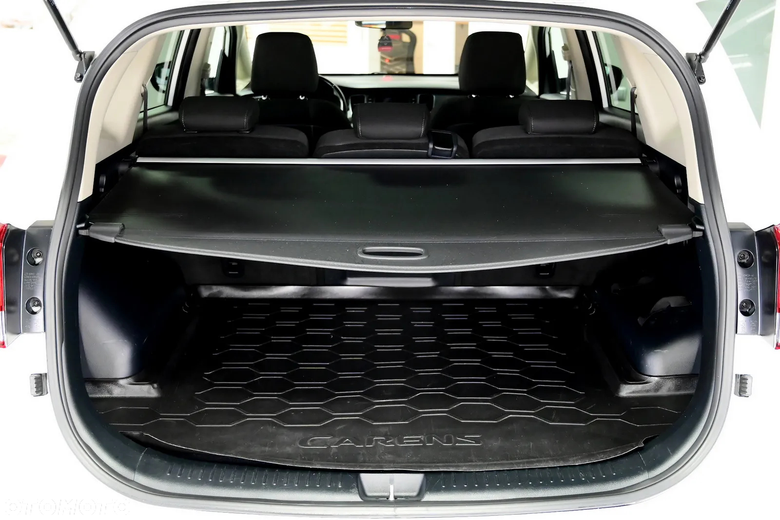 Kia Carens - 32