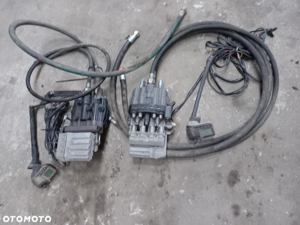 ROZDZIELACZ jojstick,konsola,adaptacja,EasyDrive LCS,claas,quick,valtra,open center PB,10570150-18,5101067,5101115,5101106. - 8