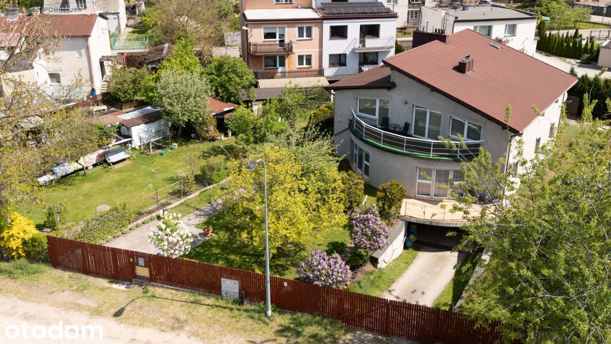 Dom wolnostojący z 2 niezależnymi mieszkaniami
