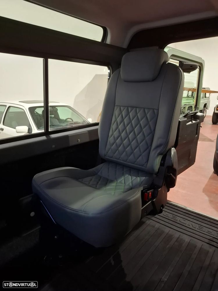 Land Rover Defender - 12