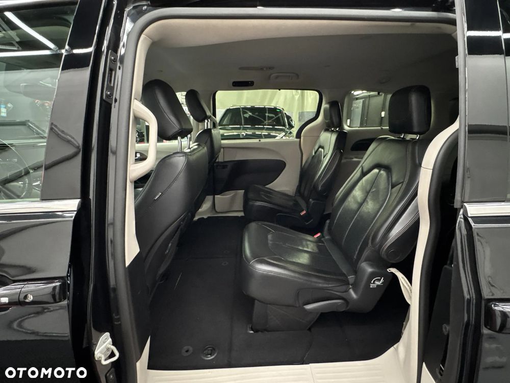 Chrysler Pacifica - 16