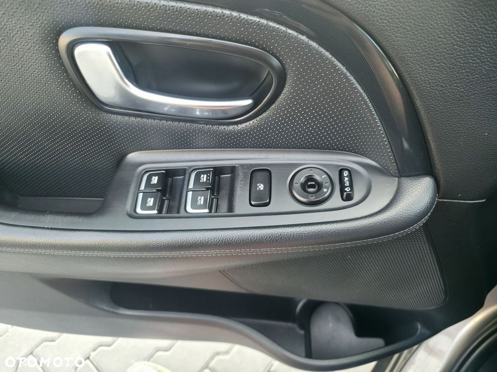 Kia Carens - 28