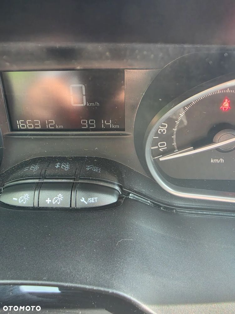 Peugeot 208 82 PureTech Style - 11