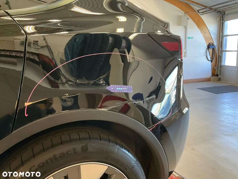 Tesla Model Y Long Range AWD - 11