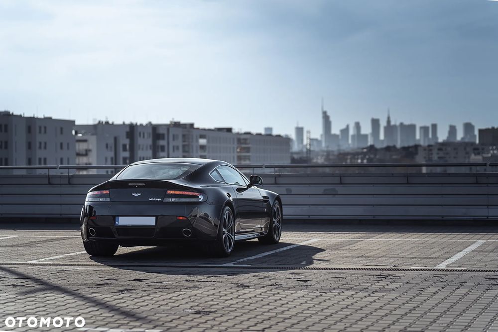 Aston Martin V12 Vantage Carbon Black - 31