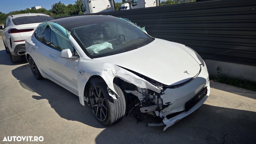 Tesla Model 3 - 3