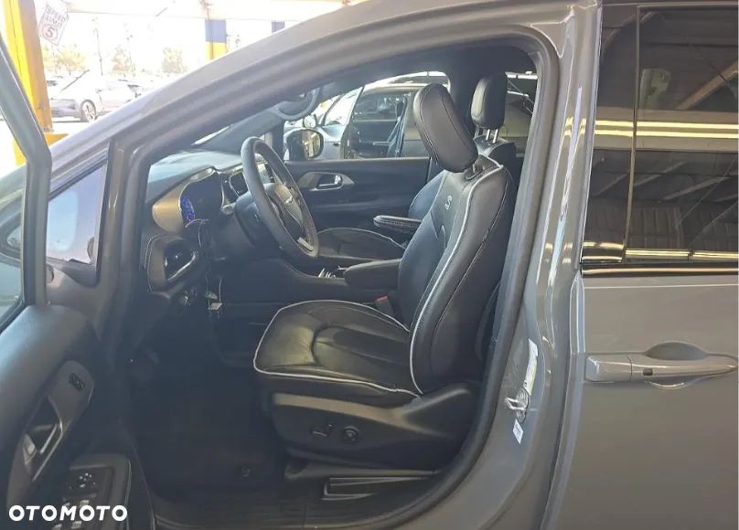 Chrysler Pacifica - 7