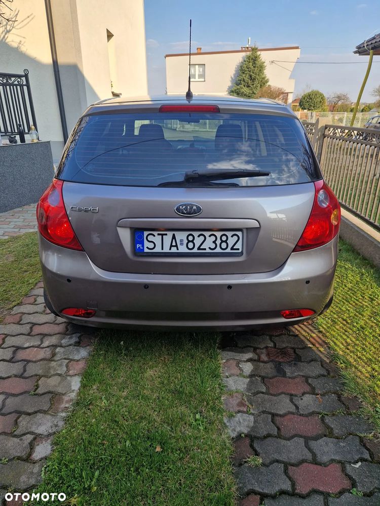 Kia Ceed - 8