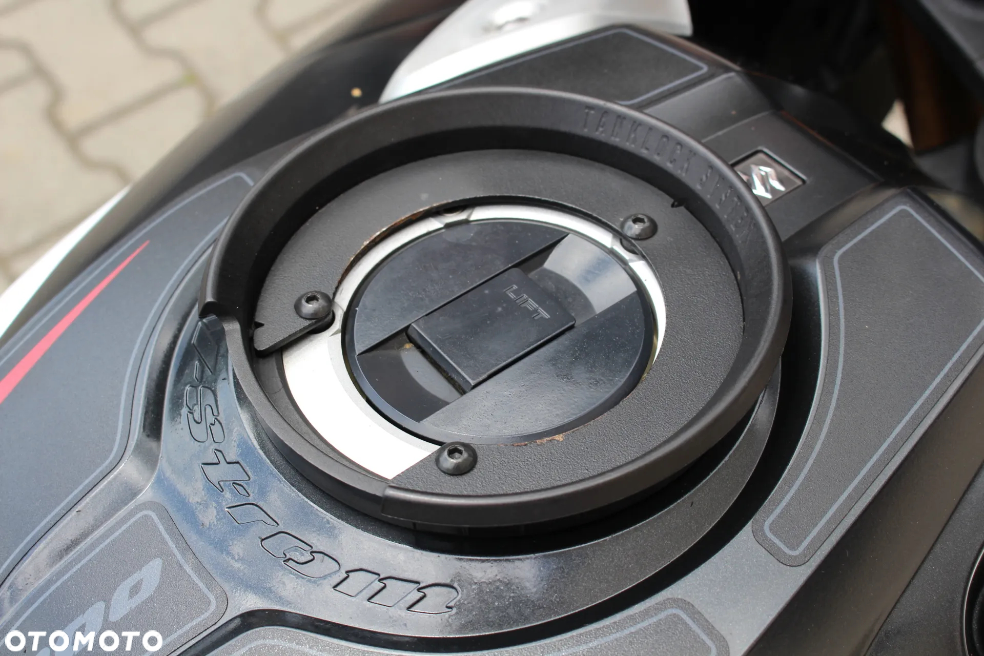 Suzuki V-STROM - 10