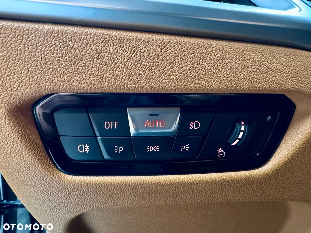 BMW Seria 3 330i xDrive M Sport - 10