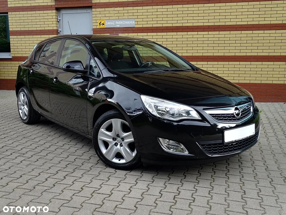Opel Astra 2011 photo 2