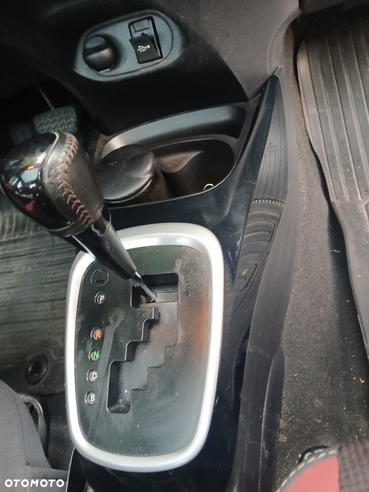 Toyota Yaris Hybrid 100 Selection - 35