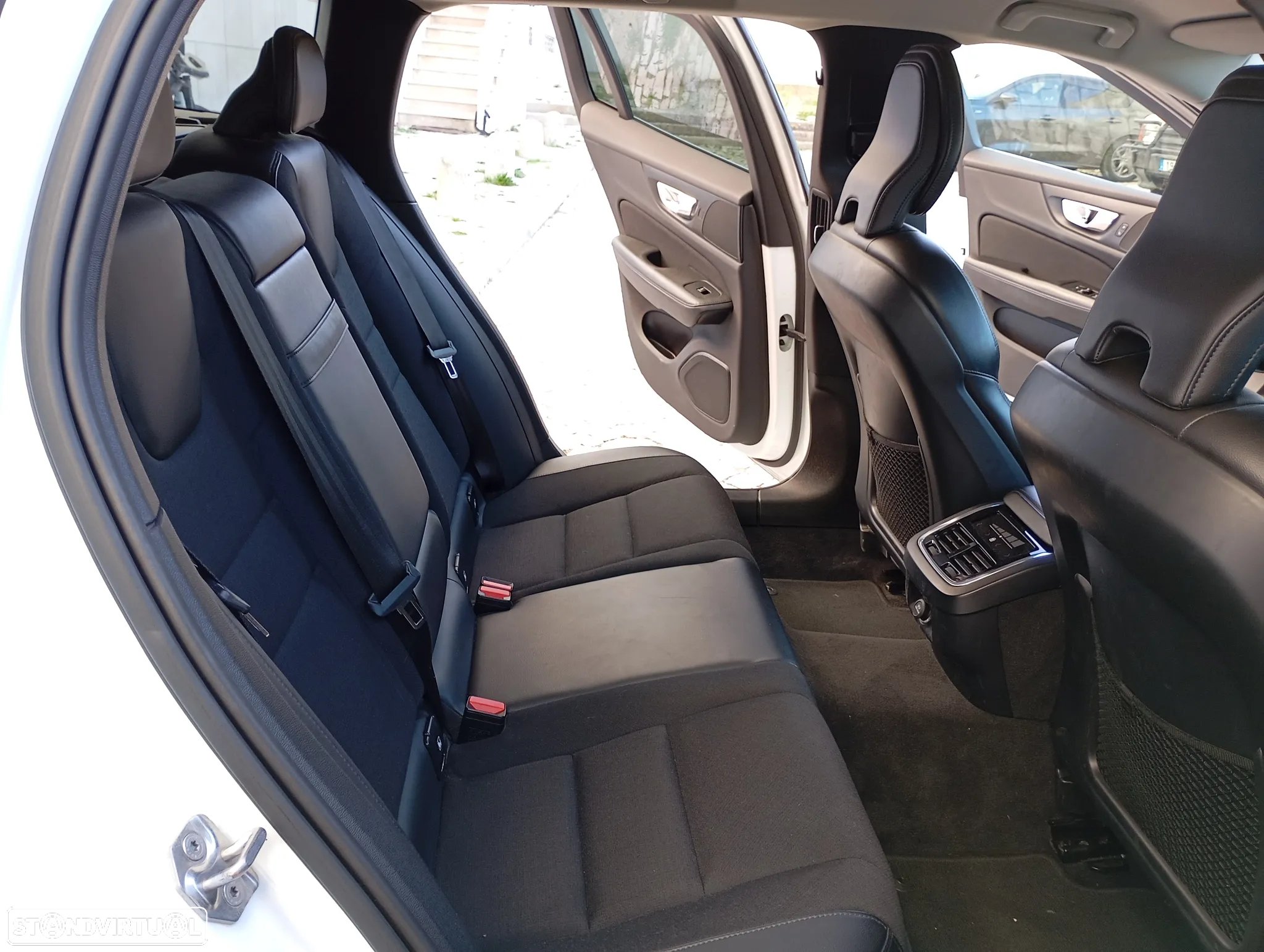Volvo V60 2.0 D3 Momentum Geartronic - 23