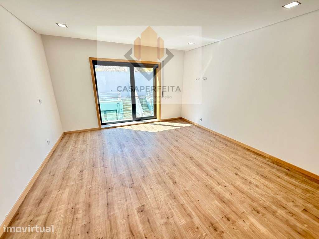Moradia T3 + Escritório/ Salão com 2 Frentes, Terraços e Jardim - M... - Grande imagem: 5/35