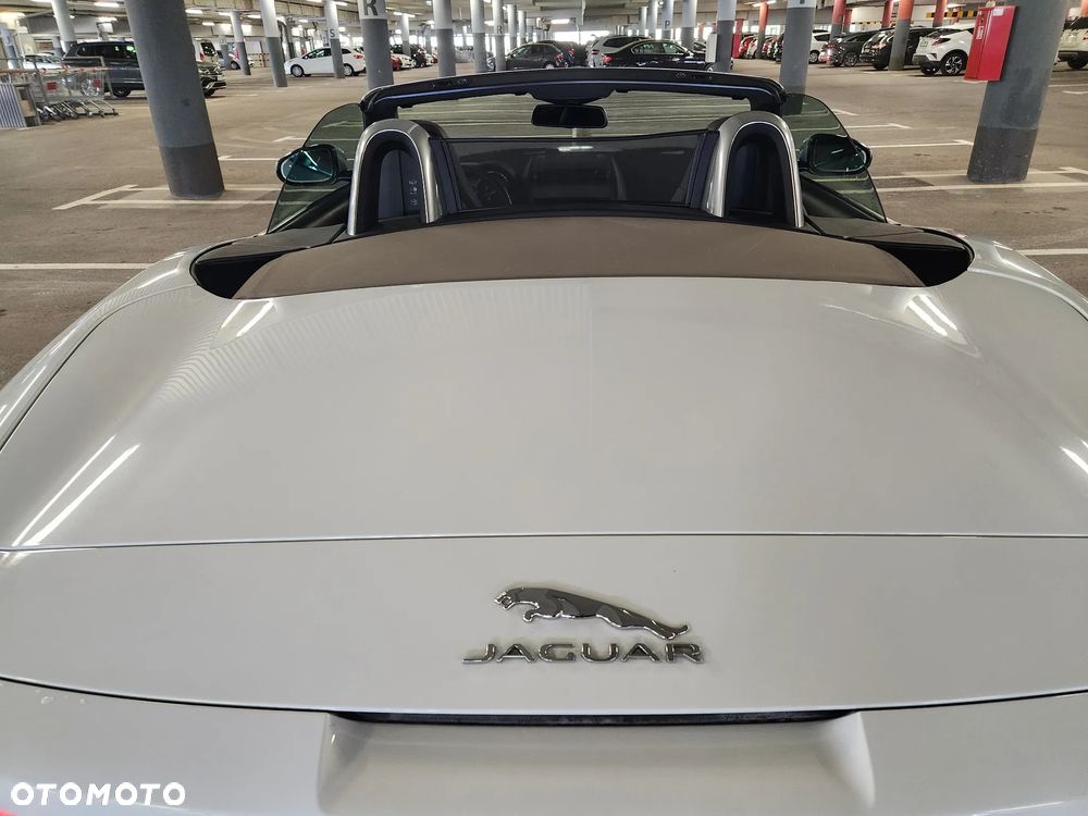 Jaguar F-Type Chequered Flag - 11