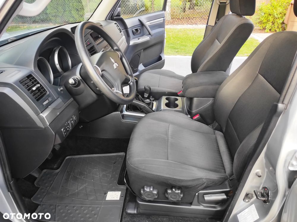 Mitsubishi Pajero - 16