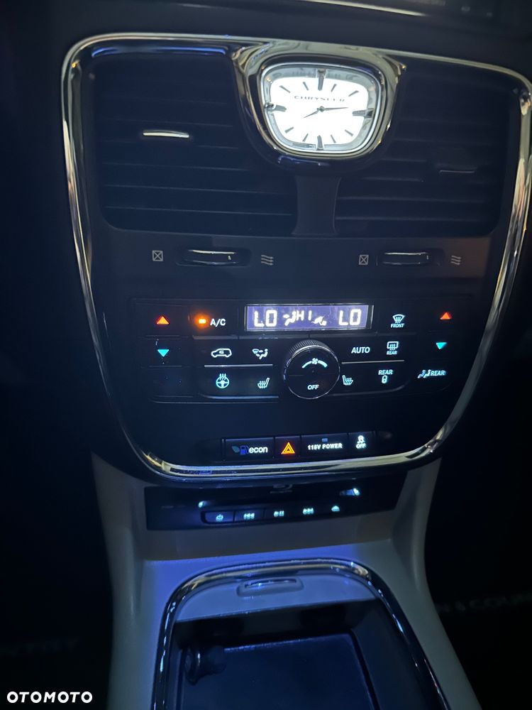 Chrysler Town & Country 3.6 Limited - 22