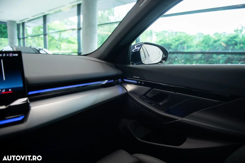 BMW Seria 5 520i AT MHEV - 33