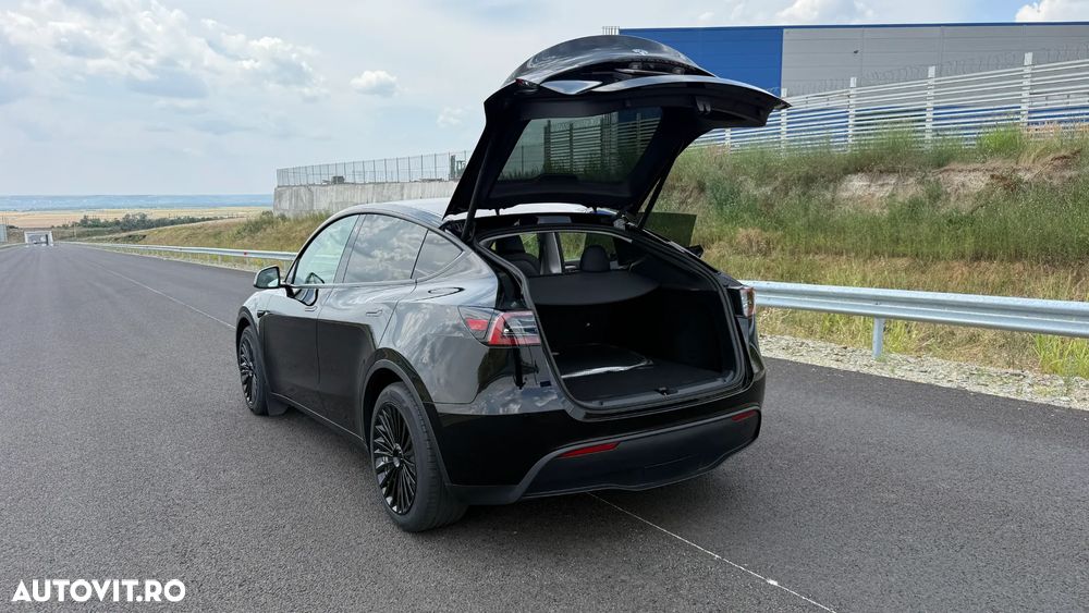 Tesla Model Y - 24