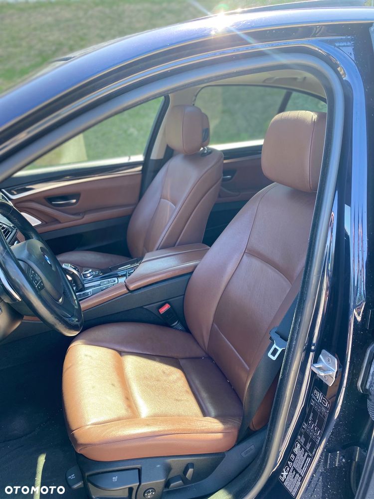 BMW Seria 5 525d xDrive - 14