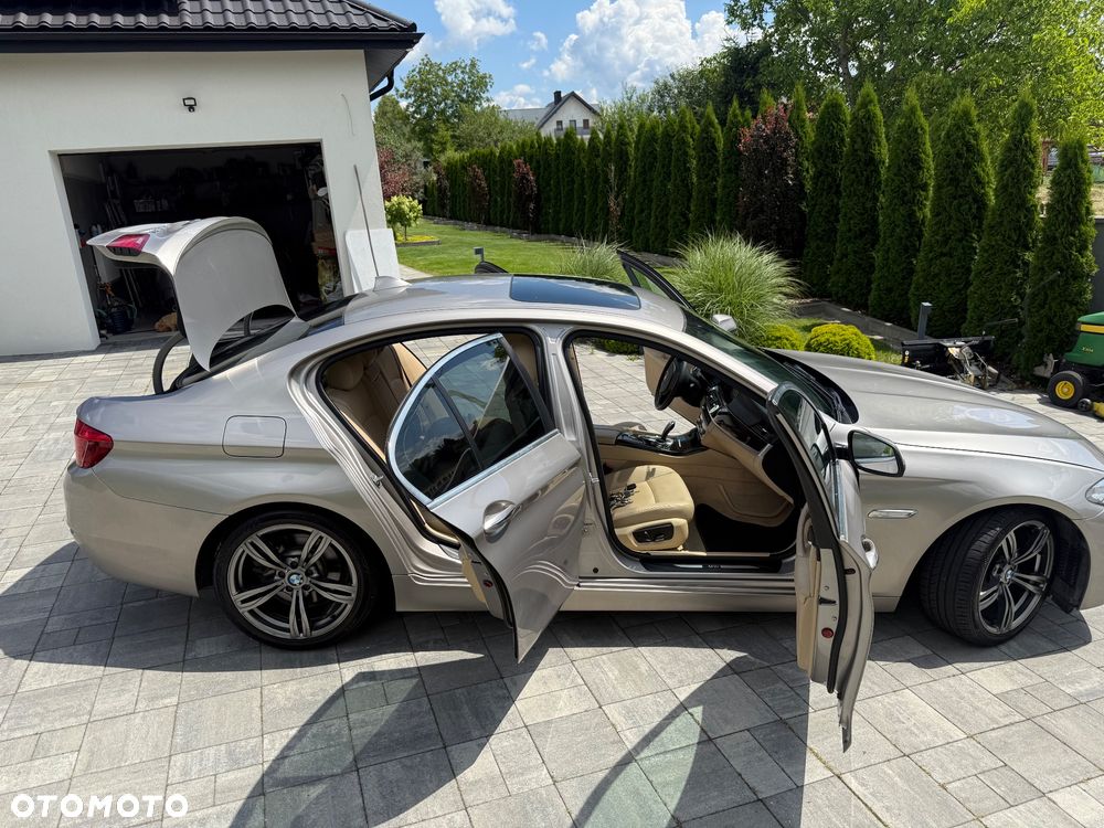 BMW Seria 5 528i xDrive Sport-Aut Luxury Line - 31