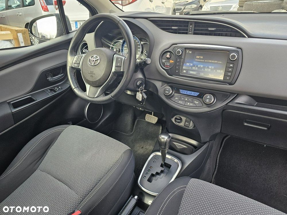 Toyota Yaris Hybrid 100 Business Edition - 18