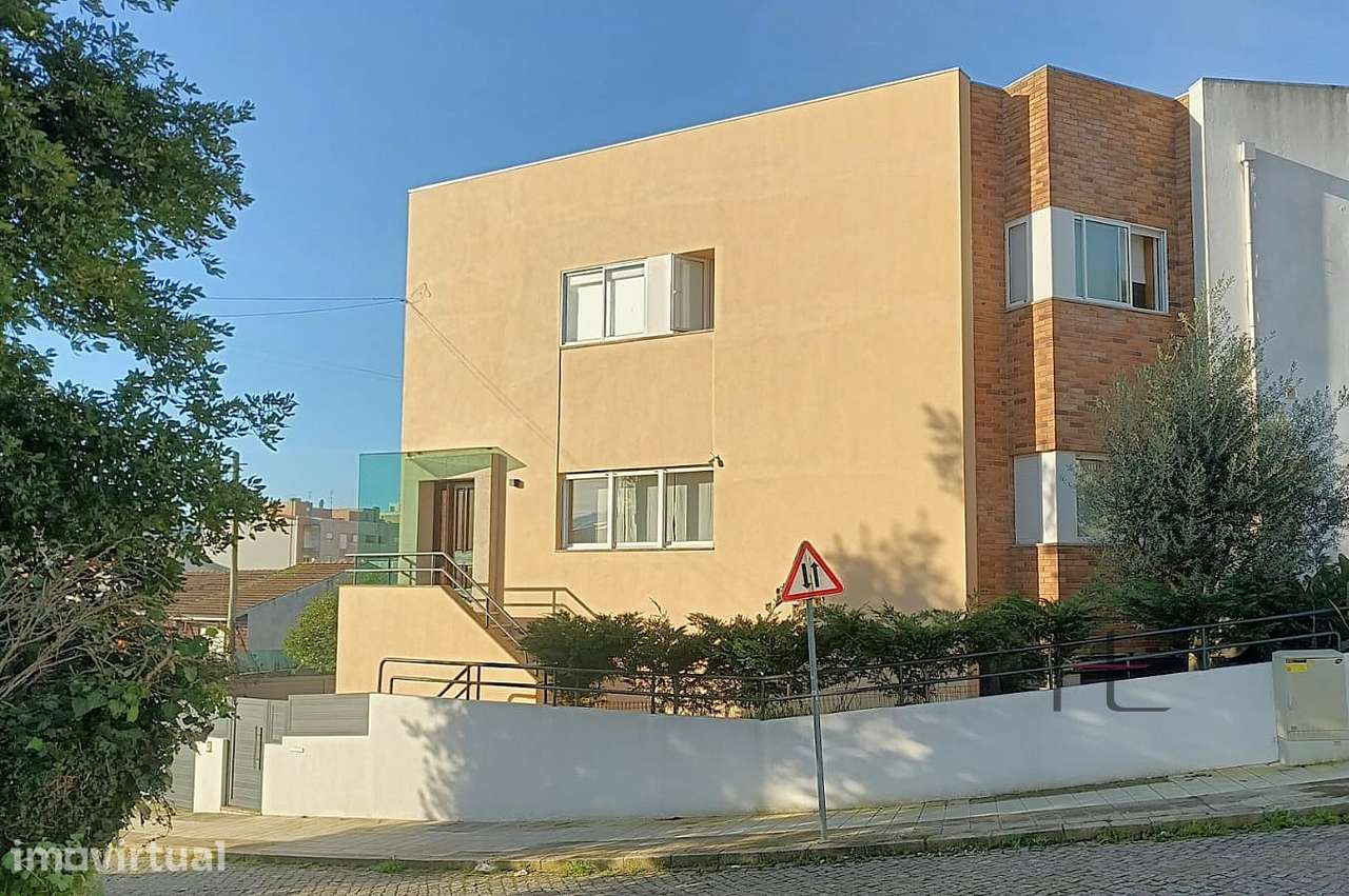 Moradia T3 em Alfena Valongo com Suite, Garagem Box e Salão de Festas - Grande imagem: 2/33