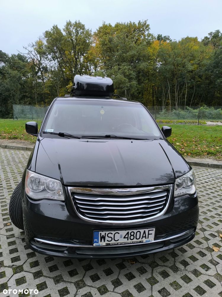 Chrysler Town & Country 2012 photo 2