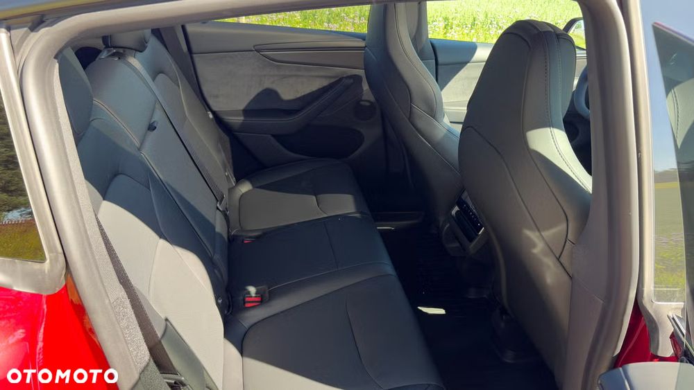 Tesla Model Y Performance Dual Motor AWD - 11