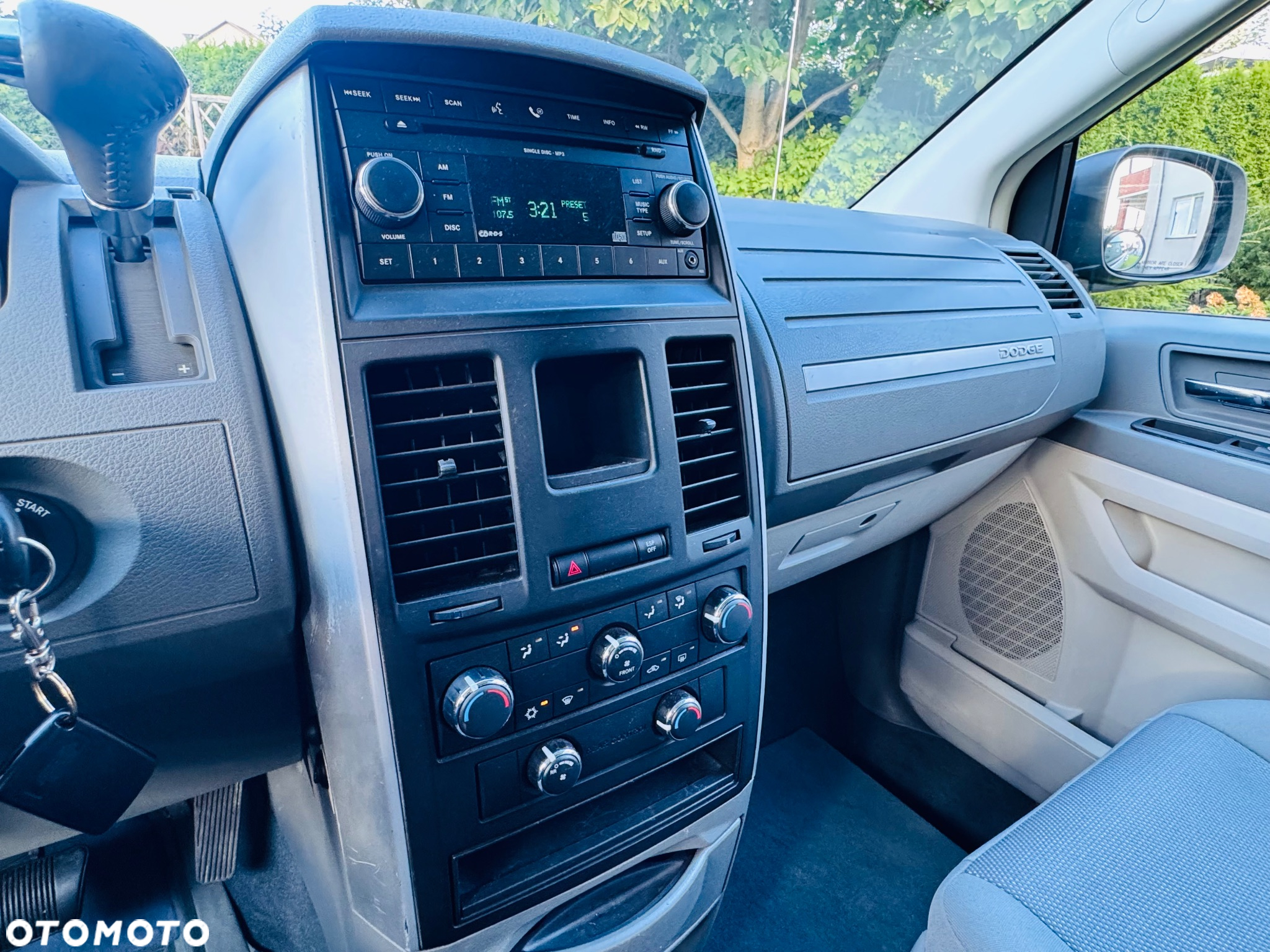 Dodge Caravan - 26