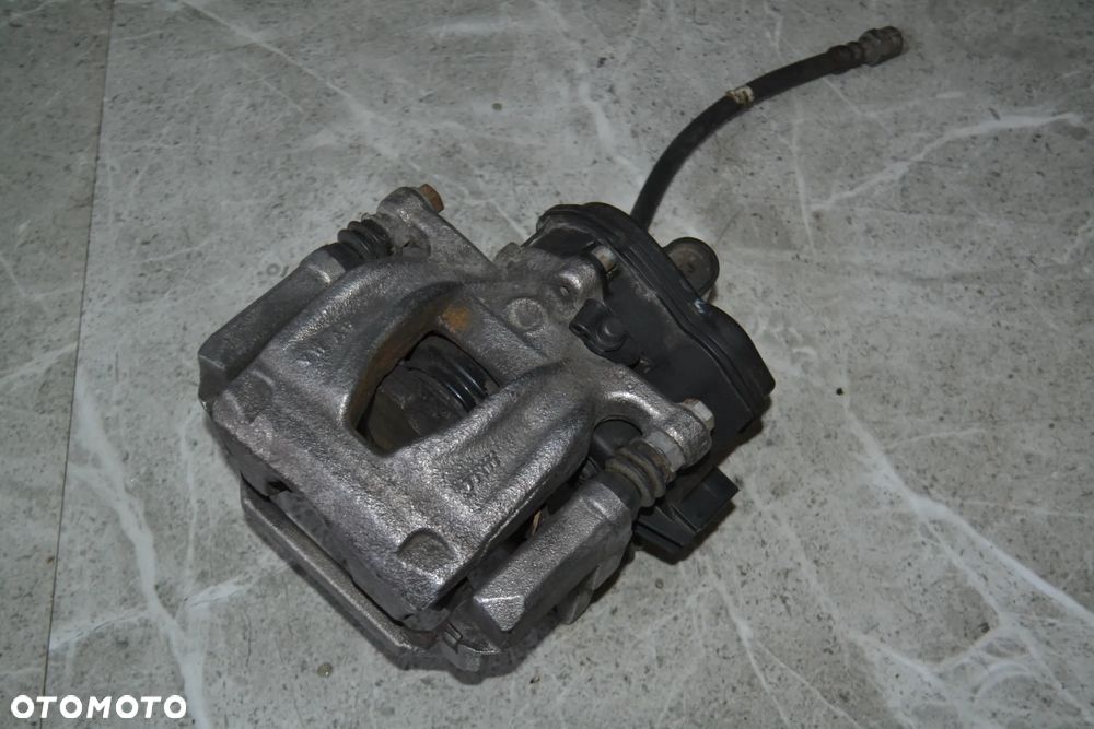 AUDI A4 B9 A5 8W ZACISK HAMULCOWY TYŁ TYLNY LEWY 8W0405BA JARZMO STAN - 1