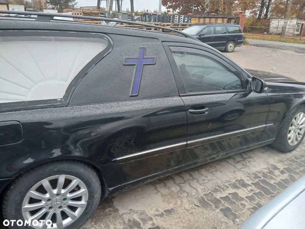 MERCEDES W211 KOLOR NIECZYTELNY maska pokrywa silnika klapa bagażnika zderzak lampa reflektor pas przedni stop lampy halogeny przeciwmgłowe odblaski grill atrapa znaczek błotnik  błotniki drzwi zbiornik wlew paliwa szyba lusterko klamka klamki zamek centralny klapa blenda nadkole osłona - 4