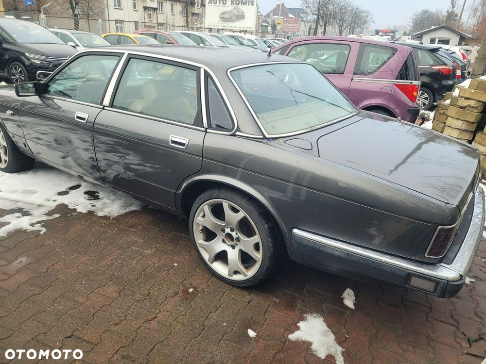 Jaguar XJ - 4