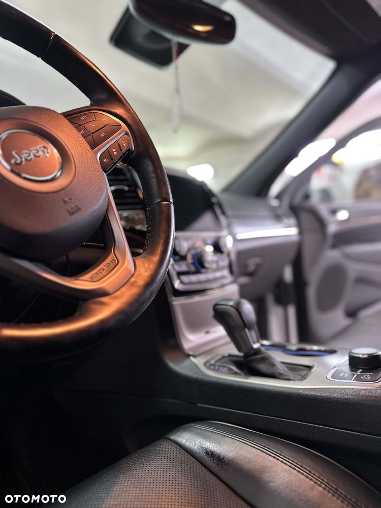 Jeep Grand Cherokee 5.7 V8 HEMI Overland Summit - 12